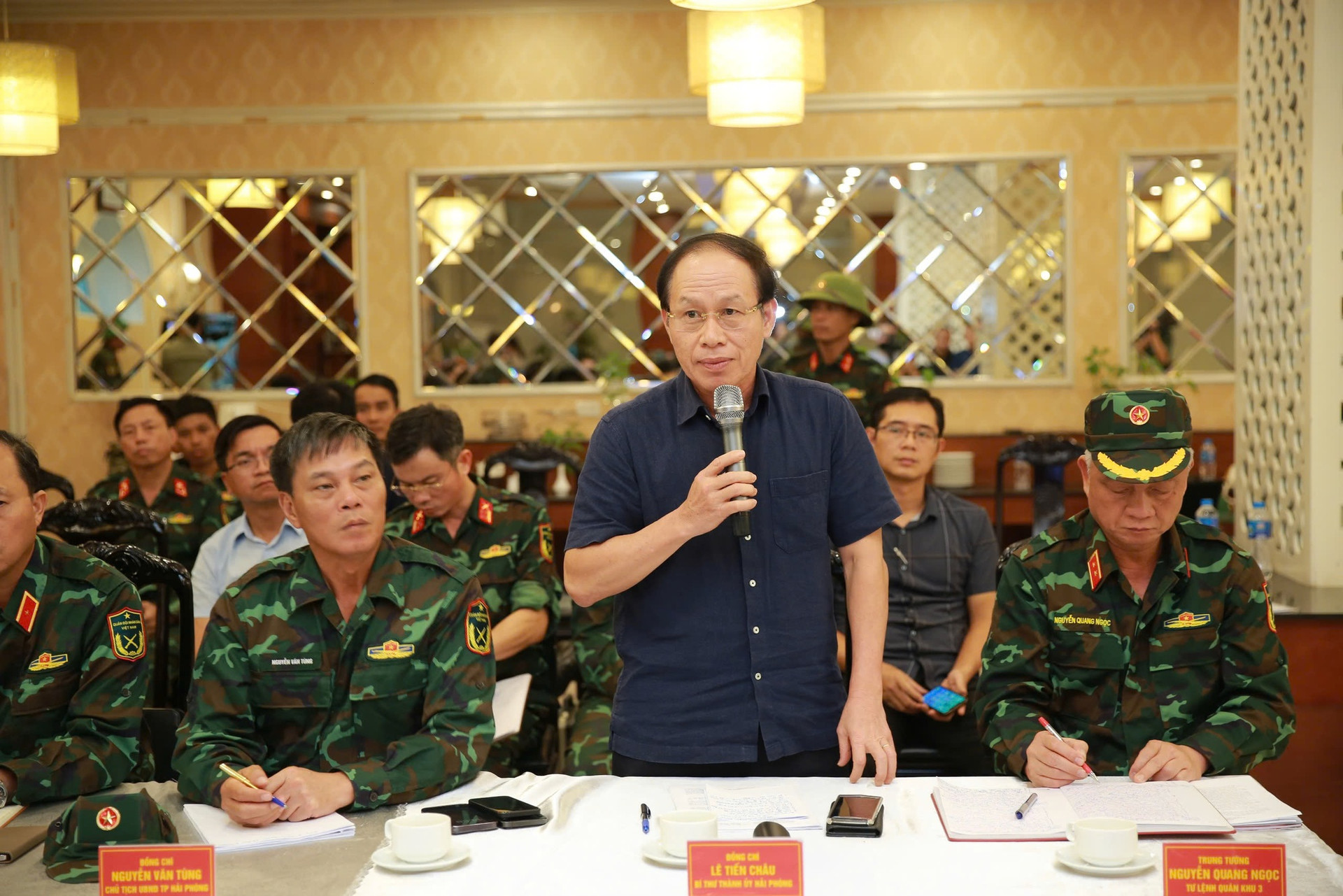 Phó Thủ tướng Trần Hồng Hà chủ trì cuộc họp Sở Chỉ huy tiền phương ngay khi bão số 3 đổ bộ vào đất liền- Ảnh 4. Phó Thủ tướng Trần Hồng Hà chủ trì cuộc họp Sở Chỉ huy tiền phương ngay khi bão số 3 đổ bộ vào đất liền- Ảnh 4.