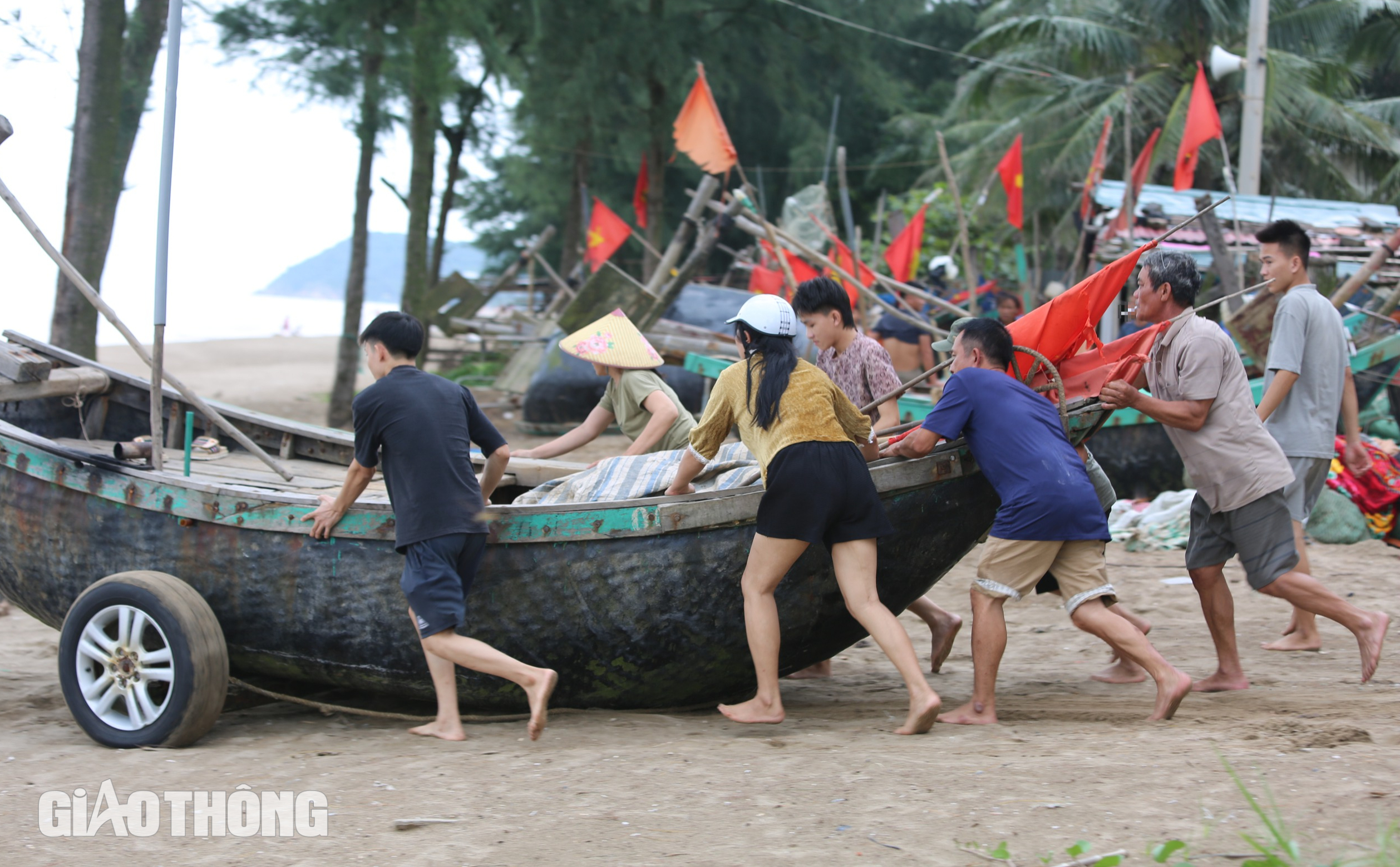 Ngư dân Sầm Sơn hối hả kéo thuyền lên bờ tránh bão Yagi- Ảnh 2. Ngư dân Sầm Sơn hối hả kéo thuyền lên bờ tránh bão Yagi- Ảnh 2.