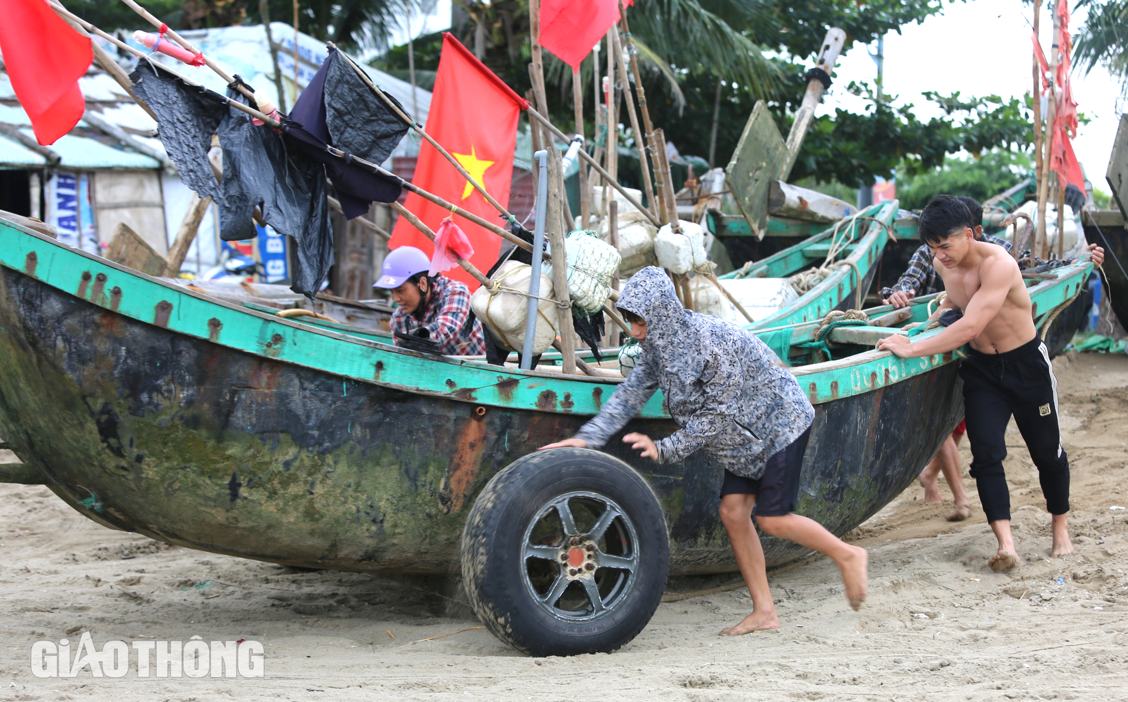 Ngư dân Sầm Sơn hối hả kéo thuyền lên bờ tránh bão Yagi- Ảnh 5. Ngư dân Sầm Sơn hối hả kéo thuyền lên bờ tránh bão Yagi- Ảnh 5.