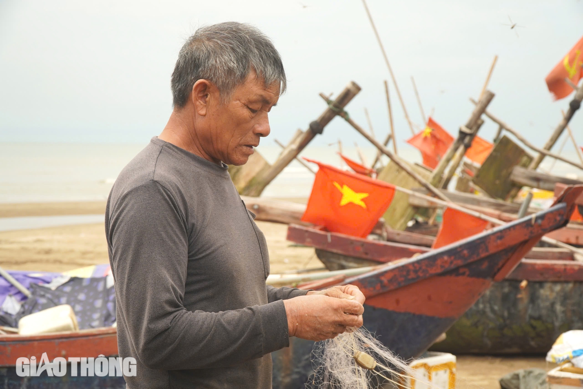 Ngư dân Sầm Sơn hối hả kéo thuyền lên bờ tránh bão Yagi- Ảnh 6. Ngư dân Sầm Sơn hối hả kéo thuyền lên bờ tránh bão Yagi- Ảnh 6.