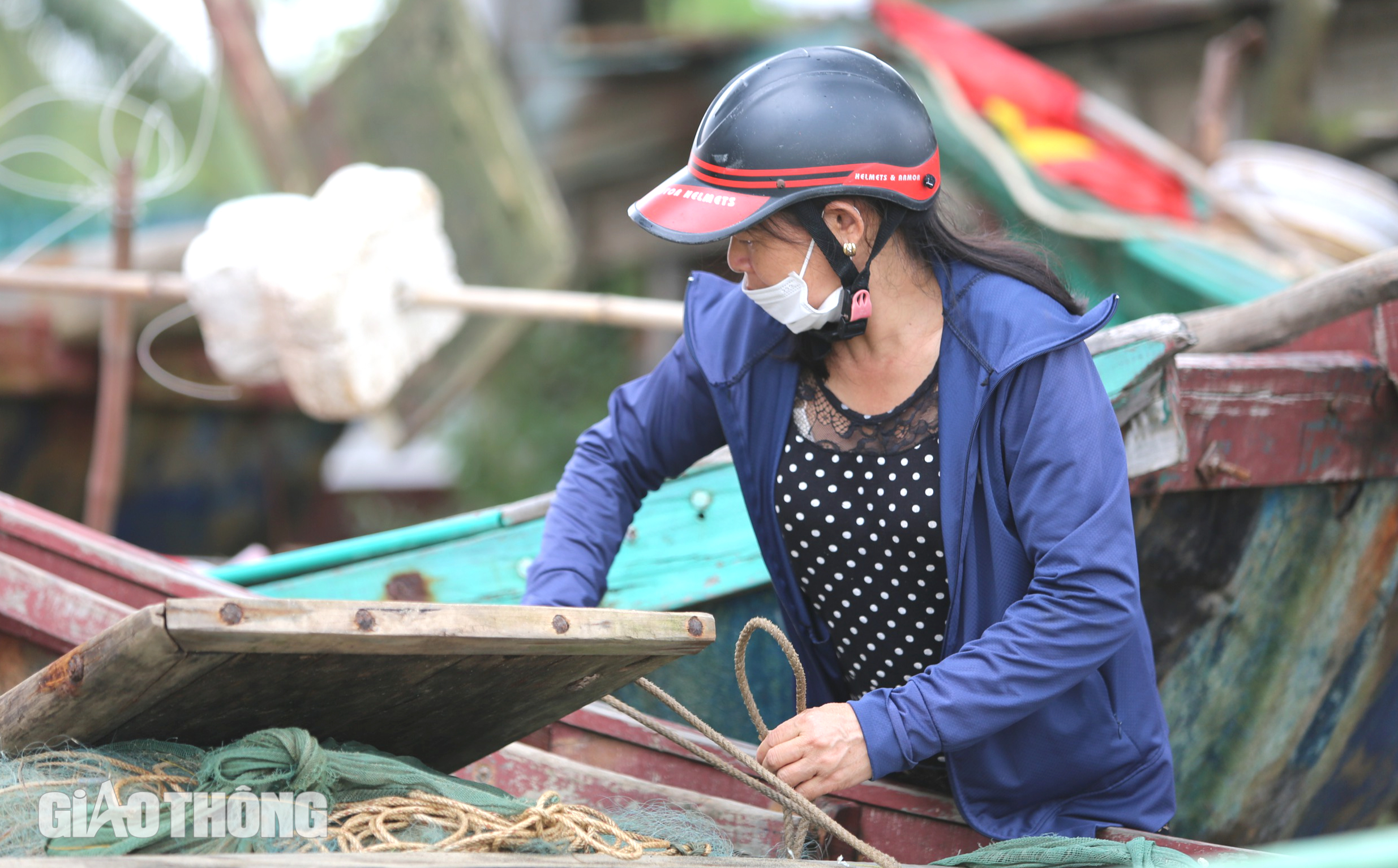Ngư dân Sầm Sơn hối hả kéo thuyền lên bờ tránh bão Yagi- Ảnh 7. Ngư dân Sầm Sơn hối hả kéo thuyền lên bờ tránh bão Yagi- Ảnh 7.