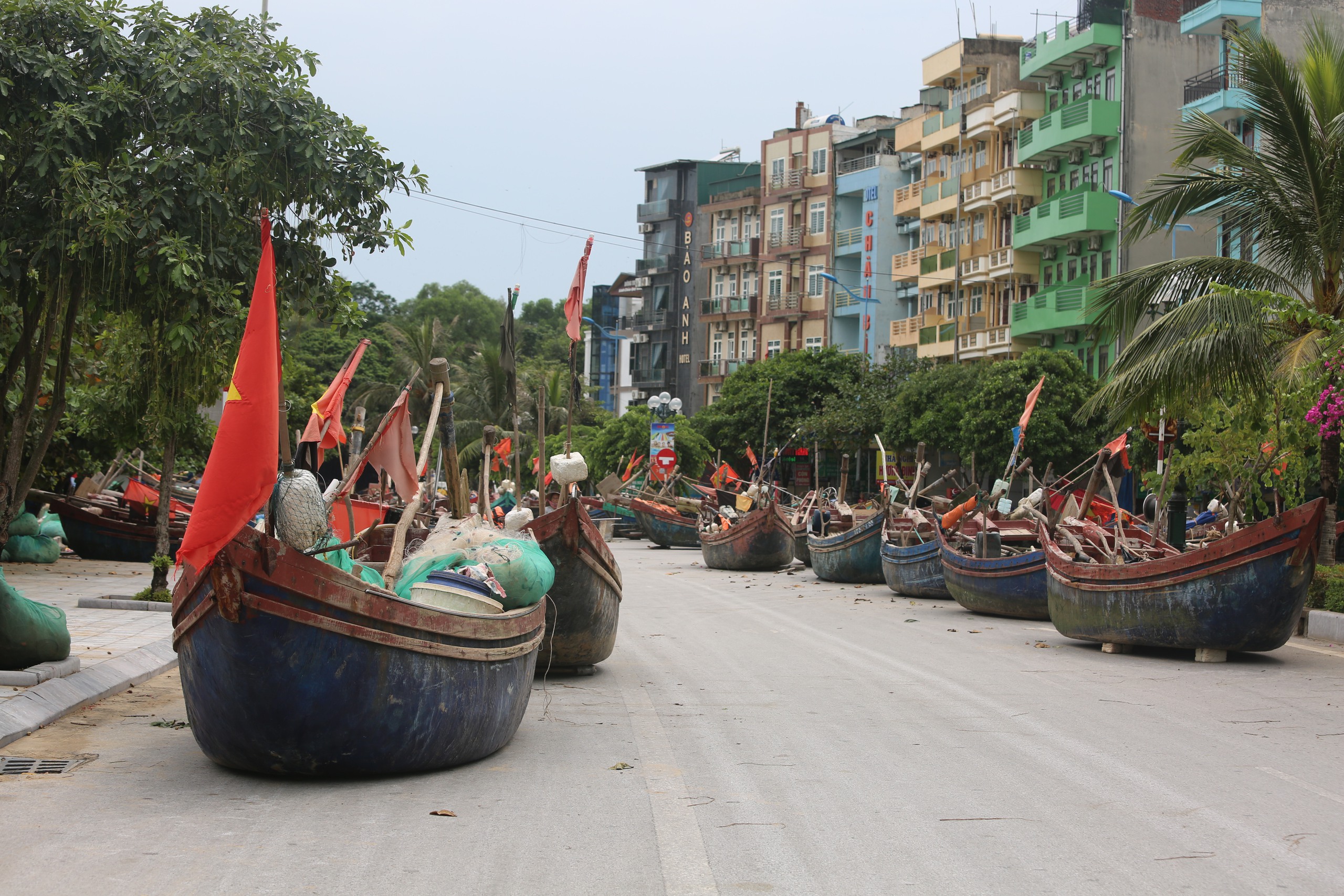 Ngư dân Sầm Sơn hối hả kéo thuyền lên bờ tránh bão Yagi- Ảnh 9. Ngư dân Sầm Sơn hối hả kéo thuyền lên bờ tránh bão Yagi- Ảnh 9.