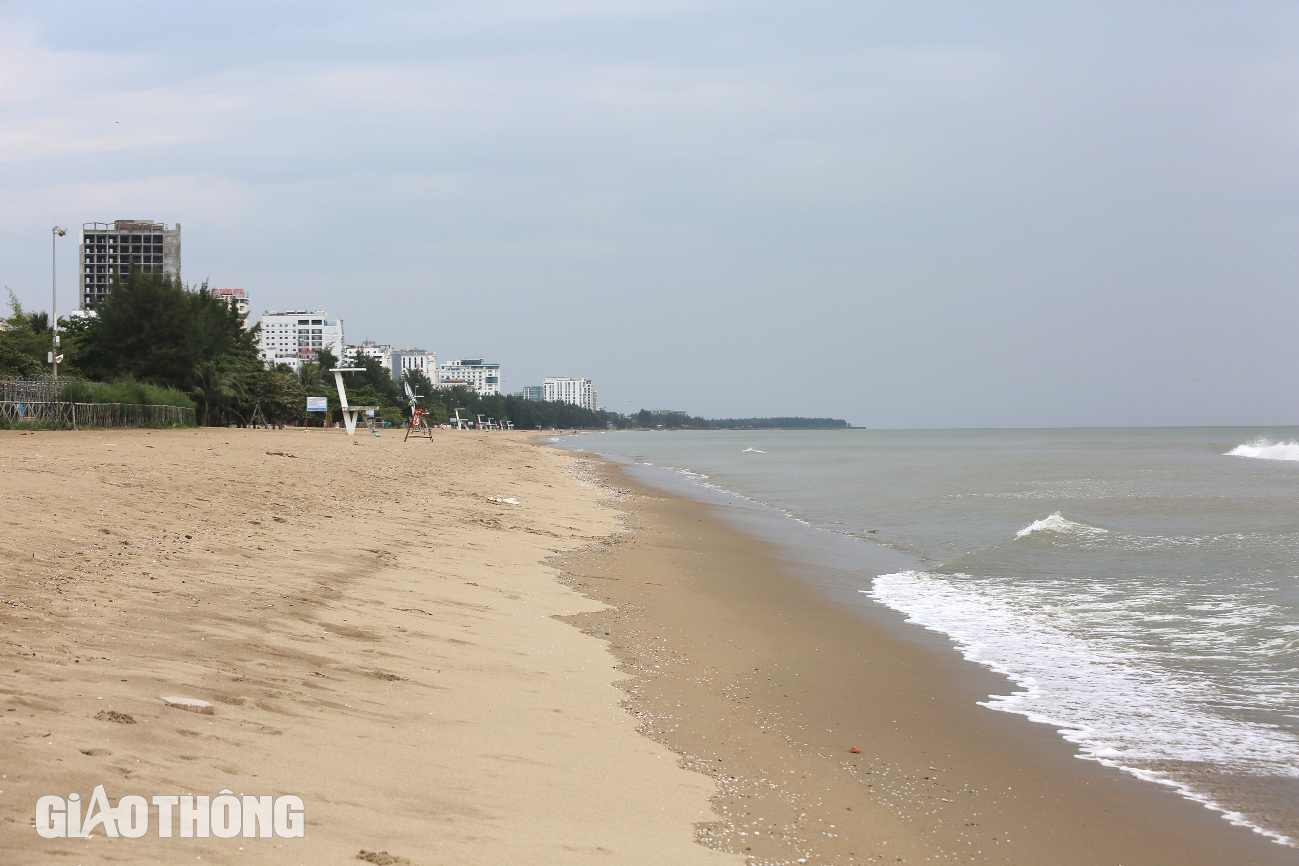 Ngư dân Sầm Sơn hối hả kéo thuyền lên bờ tránh bão Yagi- Ảnh 11. Ngư dân Sầm Sơn hối hả kéo thuyền lên bờ tránh bão Yagi- Ảnh 11.