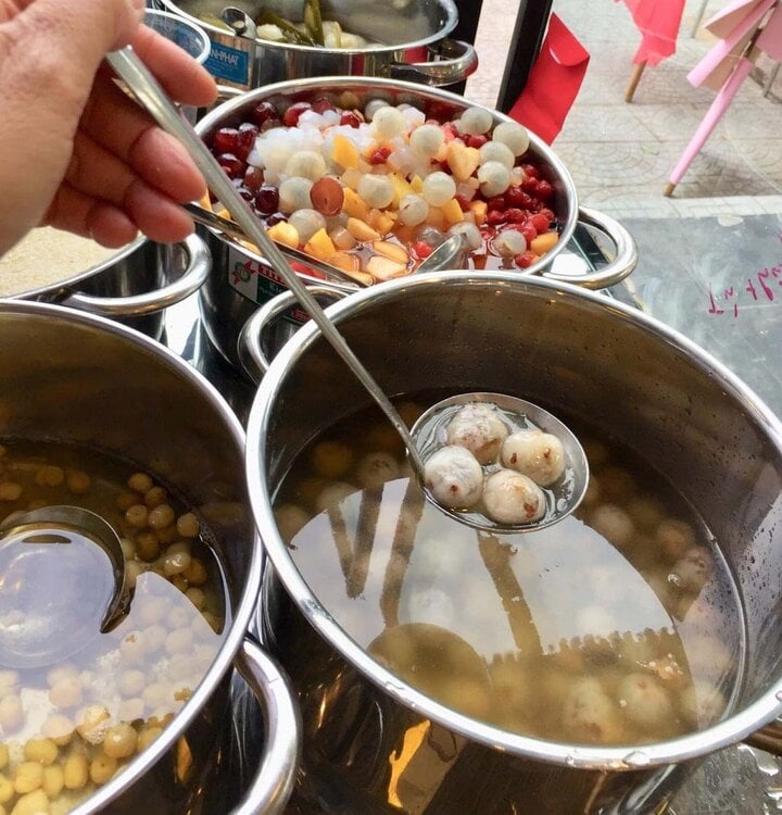 Đặc sản chè bột lọc heo quay chỉ có ở Huế, chinh phục mọi thực khách sành ăn - Ảnh 2. Đặc sản chè bột lọc heo quay chỉ có ở Huế, chinh phục mọi thực khách sành ăn - Ảnh 2.