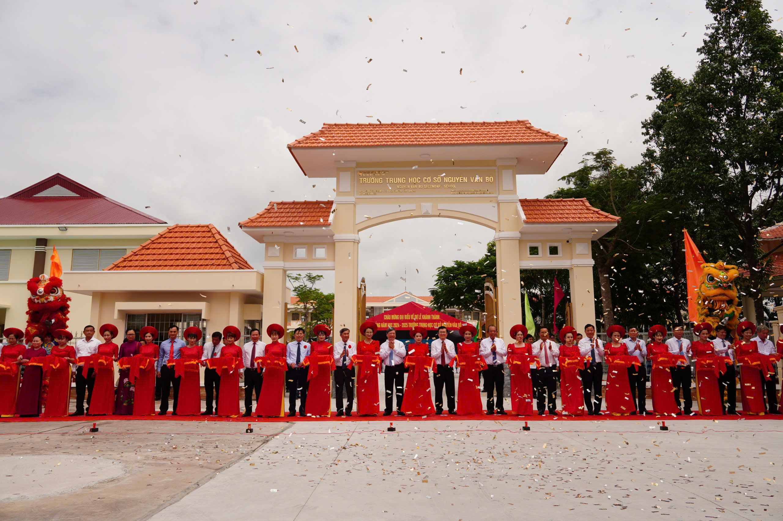Báo Người Lao Động trao xe đạp tại ngôi trường mang tên liệt sĩ Nguyễn Văn Bộ- Ảnh 3. Báo Người Lao Động trao xe đạp tại ngôi trường mang tên liệt sĩ Nguyễn Văn Bộ- Ảnh 3.