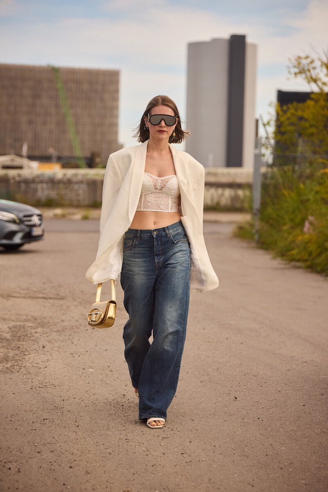 Mùa thu 2024, quần jeans ống rộng dường như không có 'đối thủ'- Ảnh 5. Mùa thu 2024, quần jeans ống rộng dường như không có 'đối thủ'- Ảnh 5.