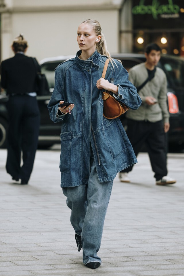 Mùa thu 2024, quần jeans ống rộng dường như không có 'đối thủ'- Ảnh 7. Mùa thu 2024, quần jeans ống rộng dường như không có 'đối thủ'- Ảnh 7.