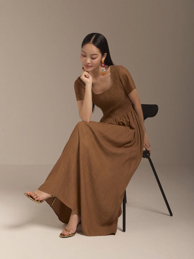Váy midi mùa thu và 5 phong cách xuống phố nổi bật- Ảnh 5. Váy midi mùa thu và 5 phong cách xuống phố nổi bật- Ảnh 5.