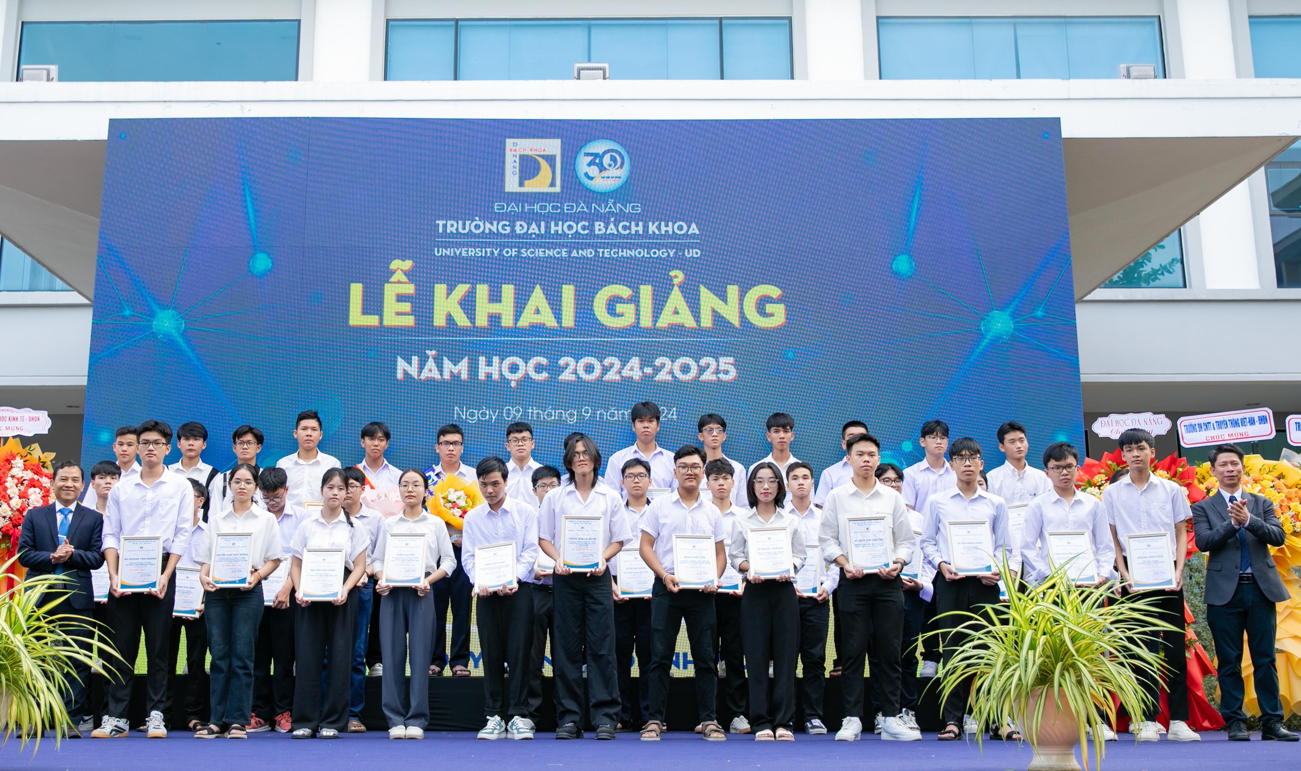 Đà Nẵng: Trao gần nửa tỉ đồng học bổng cho tân sinh viên xuất sắc- Ảnh 3. Đà Nẵng: Trao gần nửa tỉ đồng học bổng cho tân sinh viên xuất sắc- Ảnh 3.