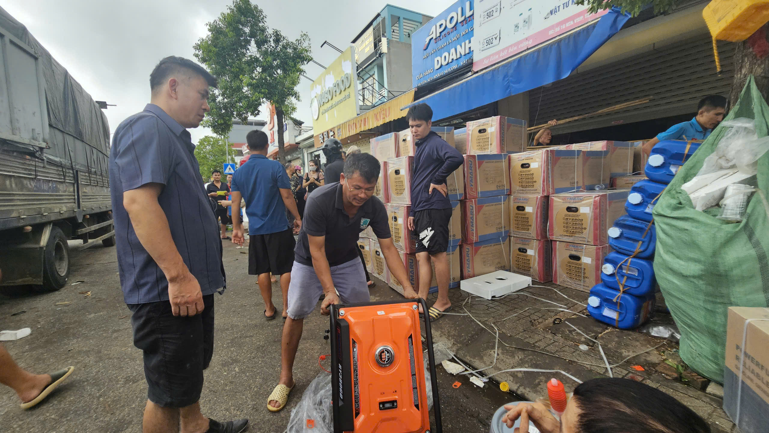 Người dân Hải Phòng trả tiền trước, nhận biên lai, xếp hàng thâu đêm chờ mua máy phát điện- Ảnh 2. Người dân Hải Phòng trả tiền trước, nhận biên lai, xếp hàng thâu đêm chờ mua máy phát điện- Ảnh 2.