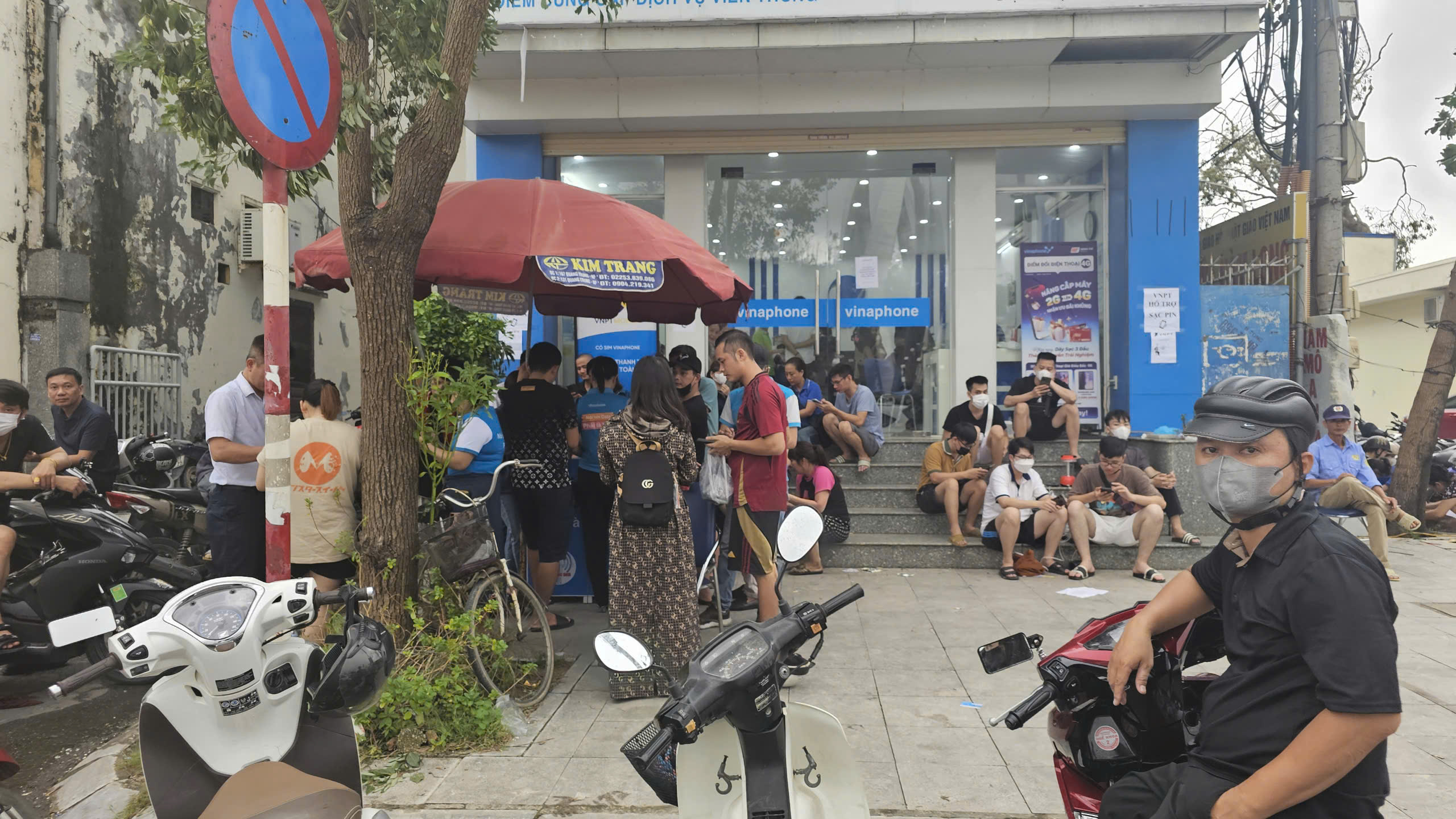 Người dân Hải Phòng trả tiền trước, nhận biên lai, xếp hàng thâu đêm chờ mua máy phát điện- Ảnh 4. Người dân Hải Phòng trả tiền trước, nhận biên lai, xếp hàng thâu đêm chờ mua máy phát điện- Ảnh 4.