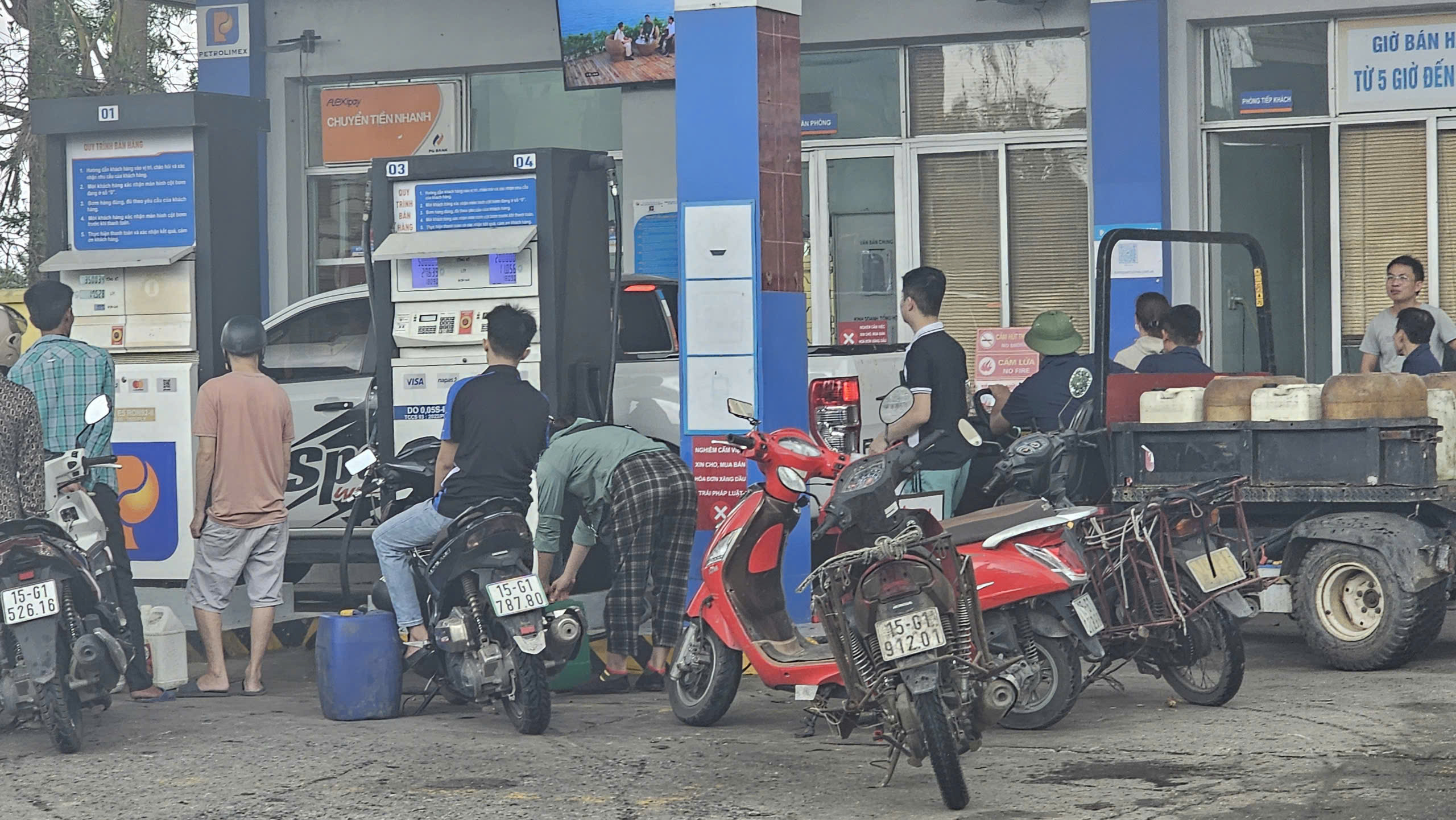 Người dân Hải Phòng trả tiền trước, nhận biên lai, xếp hàng thâu đêm chờ mua máy phát điện- Ảnh 5. Người dân Hải Phòng trả tiền trước, nhận biên lai, xếp hàng thâu đêm chờ mua máy phát điện- Ảnh 5.