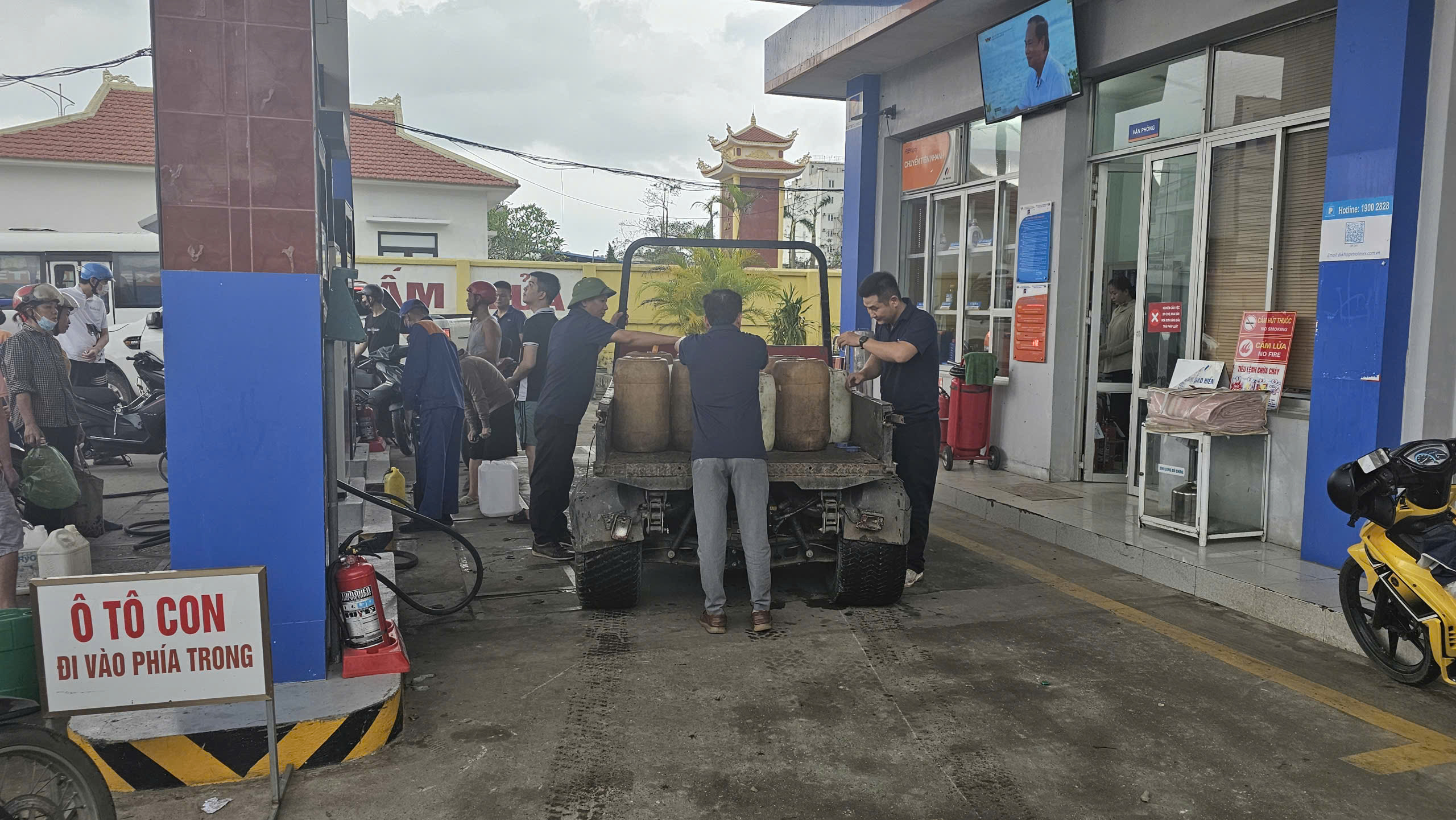 Người dân Hải Phòng trả tiền trước, nhận biên lai, xếp hàng thâu đêm chờ mua máy phát điện- Ảnh 6. Người dân Hải Phòng trả tiền trước, nhận biên lai, xếp hàng thâu đêm chờ mua máy phát điện- Ảnh 6.