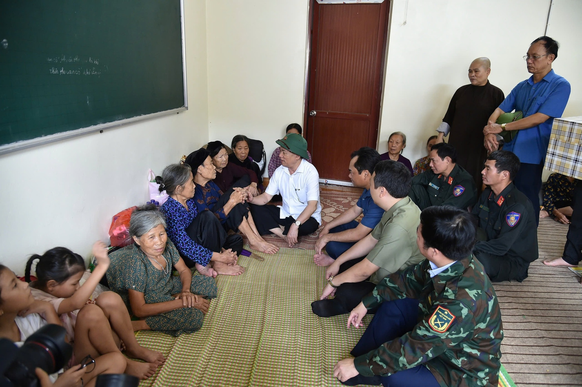 Phó Thủ tướng Hồ Đức Phớc thị sát, chỉ đạo công tác phòng chống bão lụt tại Thái Nguyên- Ảnh 2. Phó Thủ tướng Hồ Đức Phớc thị sát, chỉ đạo công tác phòng chống bão lụt tại Thái Nguyên- Ảnh 2.
