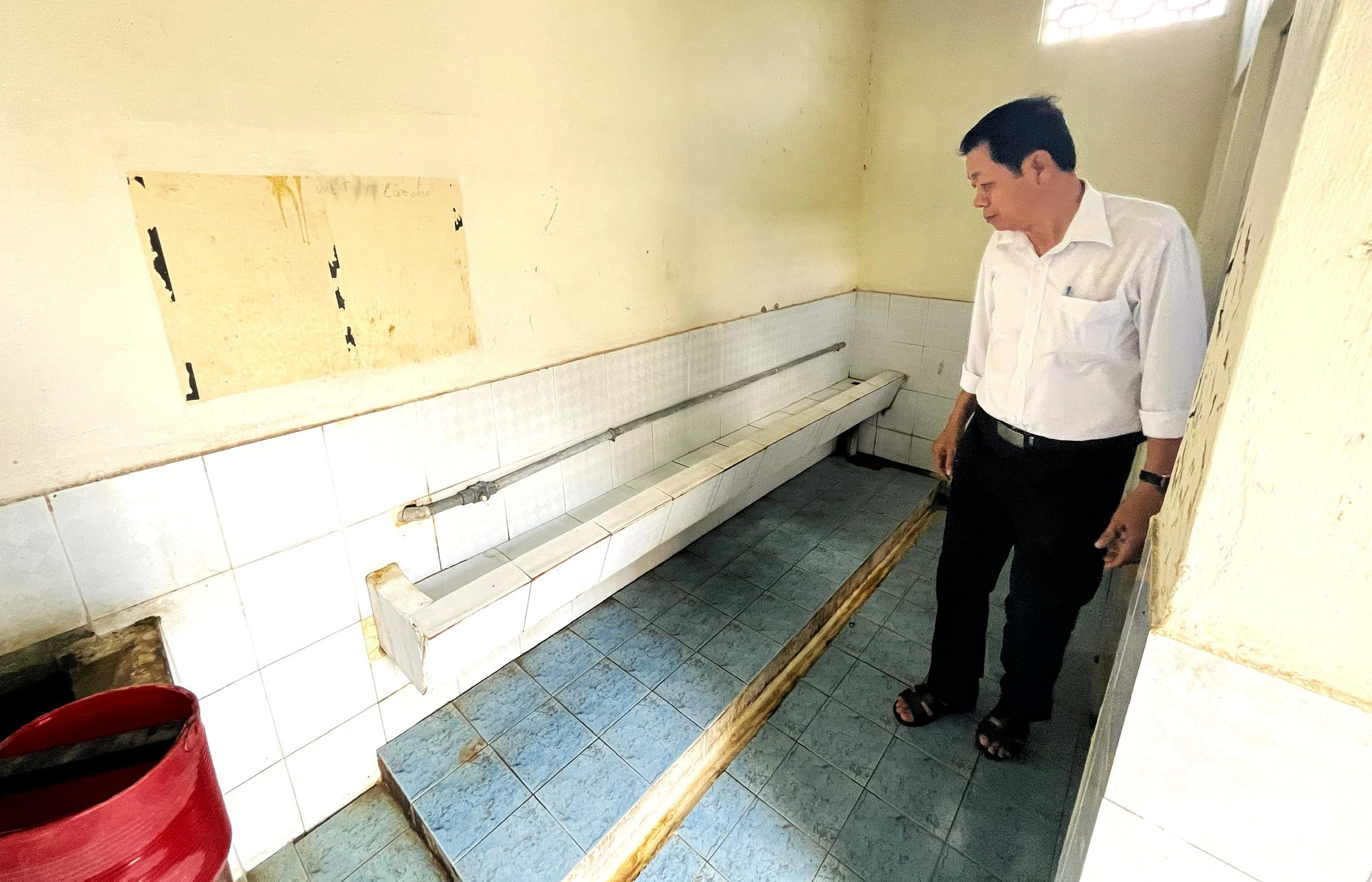 Trường tiểu học dồn học sinh từ điểm trường này sang điểm khác nhưng không lấy ý kiến phụ huynh - Ảnh 3. Trường dồn điểm trường mà không trao đổi, phụ huynh bức xúc - Ảnh 2.