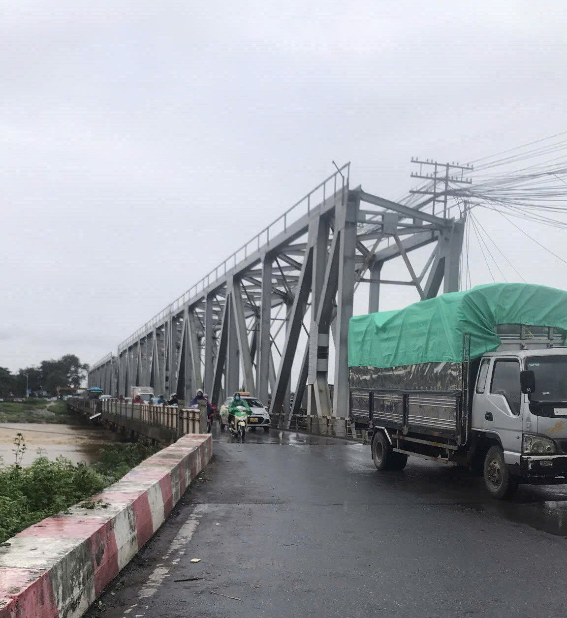 Đường sắt dừng chạy tàu, đề nghị Hà Nội hạn chế phương tiện qua cầu Đuống- Ảnh 2. Đường sắt dừng chạy tàu, đề nghị Hà Nội hạn chế phương tiện qua cầu Đuống- Ảnh 2.