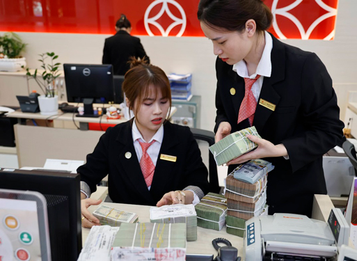 Các ngân hàng thương mại đã áp dụng nhiều giải pháp để thúc đẩy tăng trưởng tín dụng Ảnh: LAM GIANG Các ngân hàng thương mại đã áp dụng nhiều giải pháp để thúc đẩy tăng trưởng tín dụng Ảnh: LAM GIANG