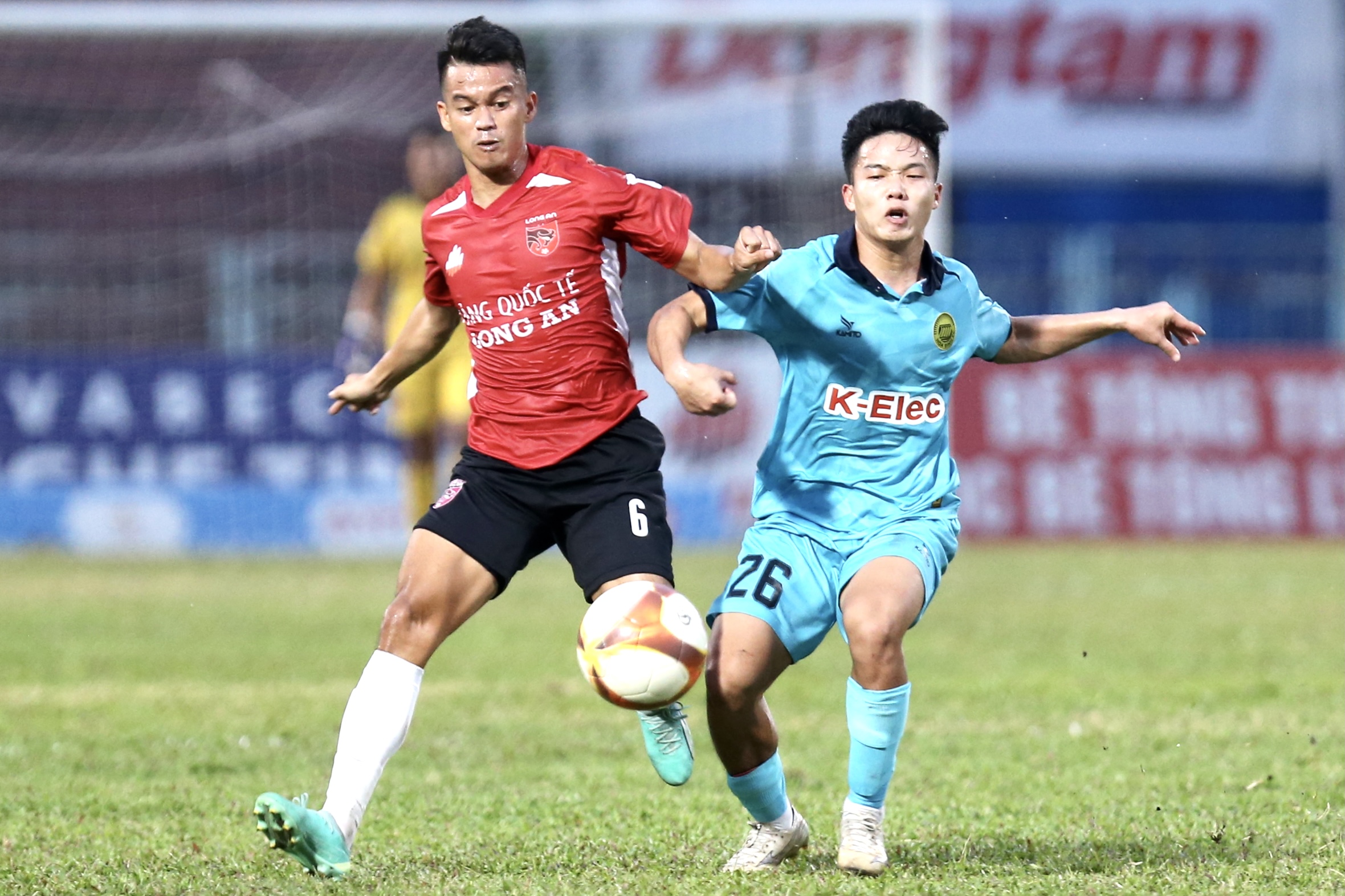 CLB Long An (đỏ) trong mùa bóng 2023 - 2024 CLB Long An (đỏ) trong mùa bóng 2023 - 2024
