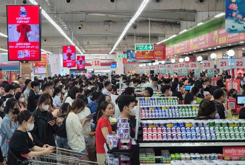 Những gian hàng bán thực phẩm siêu thị Big C kín người trước thông tin lệnh báo động lũ tại Hà Nội. Ảnh: Phan Anh