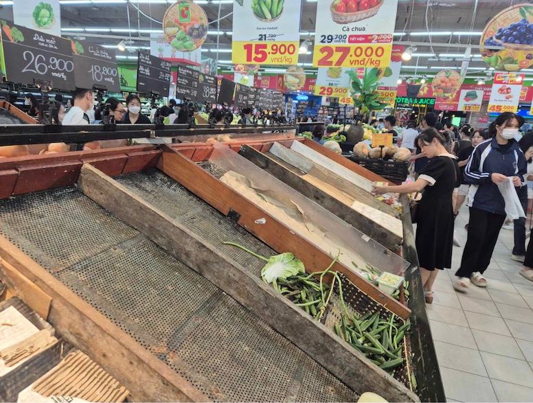 Những quầy bán thịt, cá sạch bóng, hàng rau chỉ còn một vài loại. Ảnh: Phan Anh