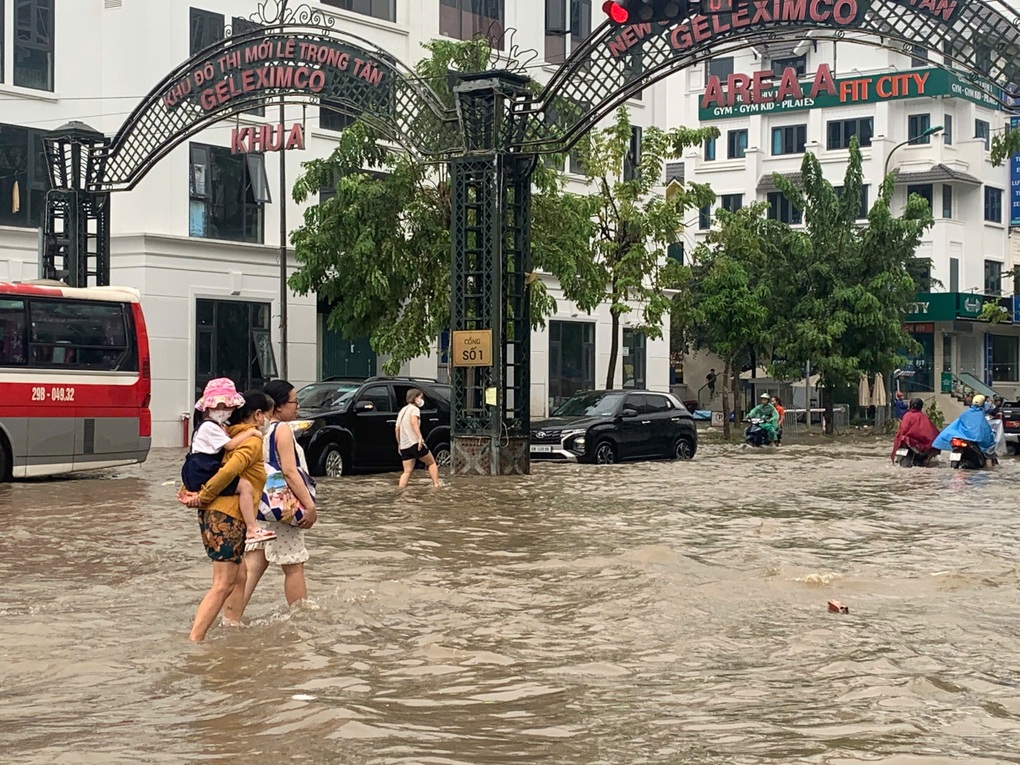 Vài khu đô thị nhà giàu ở Hà Nội ngập trong biển nước, cư dân đi làm muộn - 2 Vài khu đô thị nhà giàu ở Hà Nội ngập trong biển nước, cư dân đi làm muộn - 2