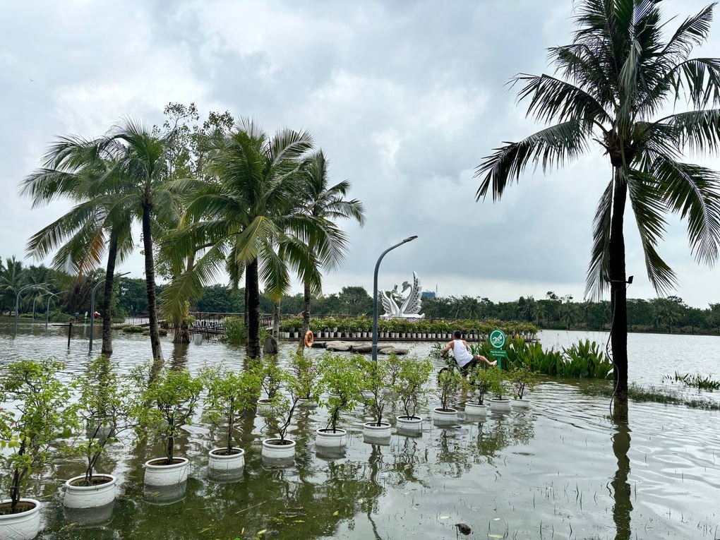 Vài khu đô thị nhà giàu ở Hà Nội ngập trong biển nước, cư dân đi làm muộn - 5 Vài khu đô thị nhà giàu ở Hà Nội ngập trong biển nước, cư dân đi làm muộn - 5