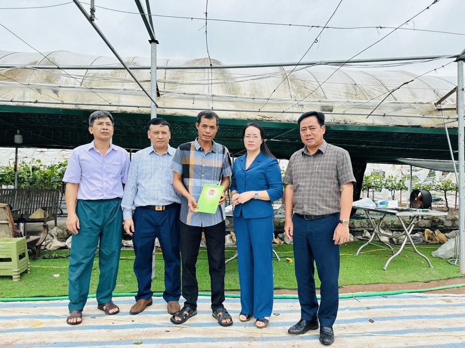 Chủ tịch Hội Nông dân TP Hà Nội Phạm Hải Hoa thăm hỏi, động viên gia đình anh Nguyễn Hữu Hợi tại xã Đan Phượng, huyện Đan Phượng.