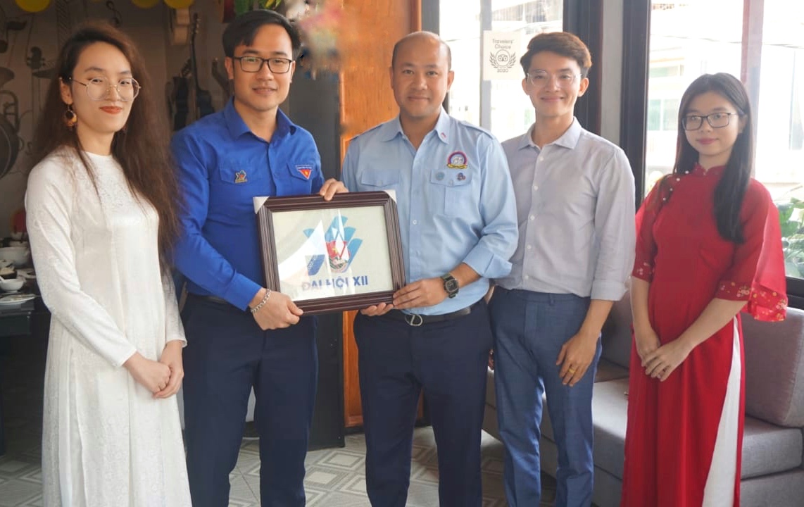 Từ cậu bé mồ côi làng SOS đến người thầy đưa trẻ em bước ra thế giới- Ảnh 2. Từ cậu bé mồ côi làng SOS đến người thầy đưa trẻ em bước ra thế giới- Ảnh 2.