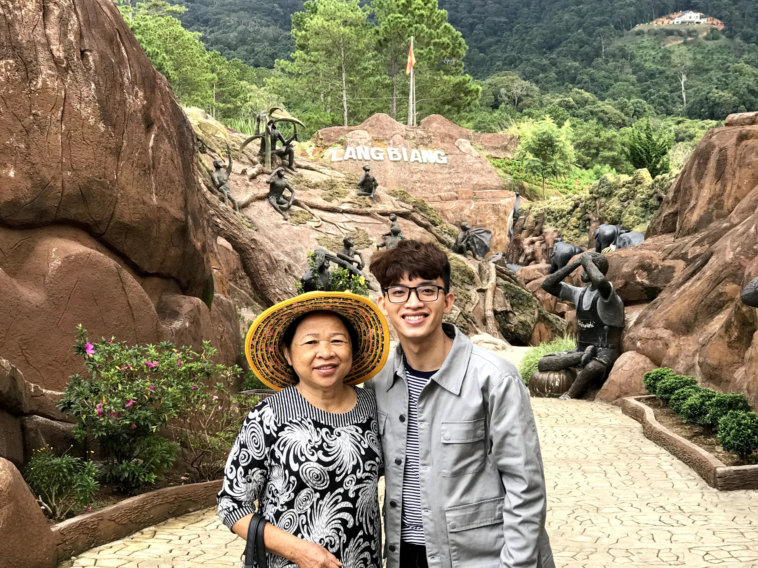 Từ cậu bé mồ côi làng SOS đến người thầy đưa trẻ em bước ra thế giới- Ảnh 6. Từ cậu bé mồ côi làng SOS đến người thầy đưa trẻ em bước ra thế giới- Ảnh 6.