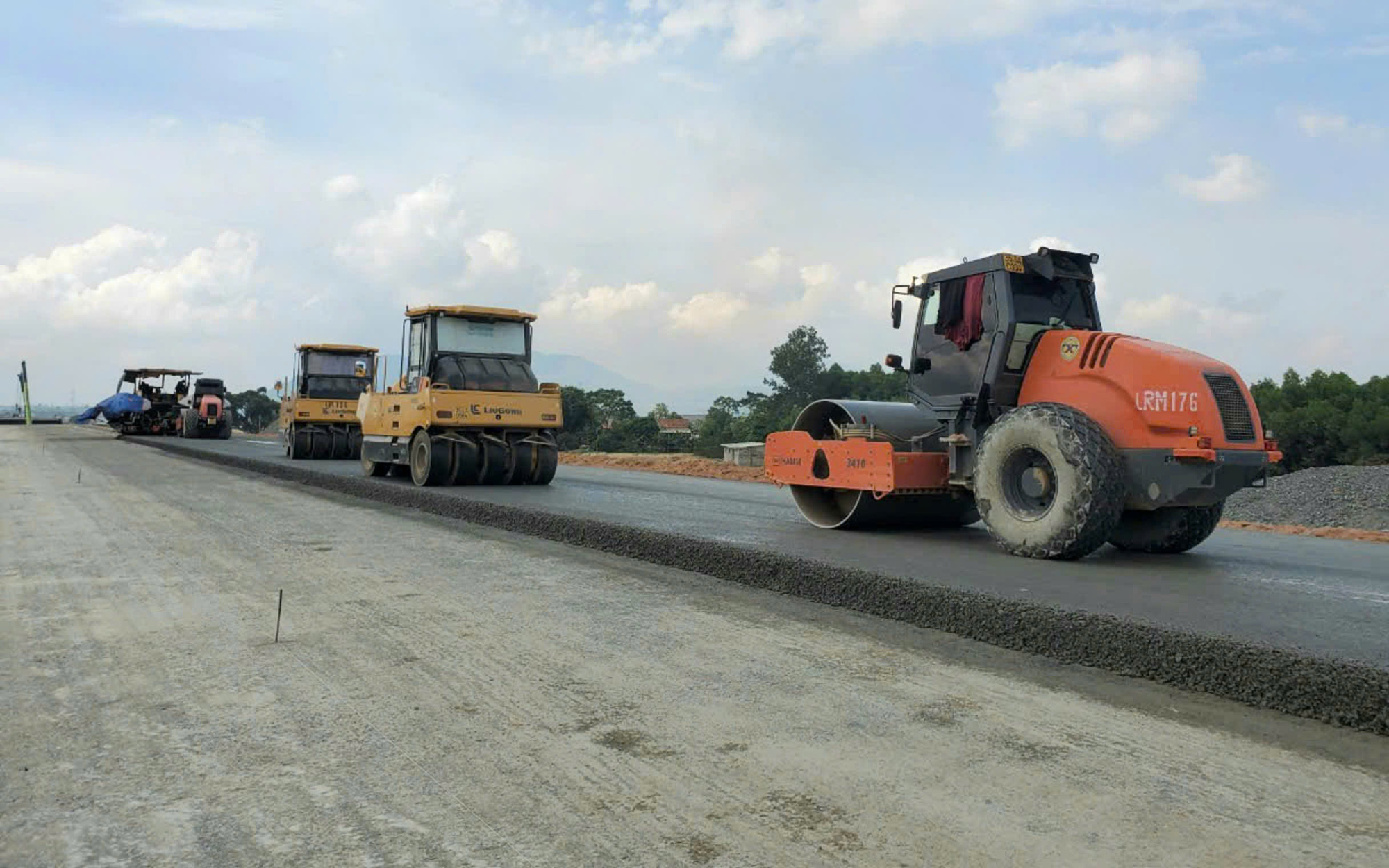 Khí thế mới trên công trường cao tốc- Ảnh 2. Khí thế mới trên công trường cao tốc- Ảnh 2.
