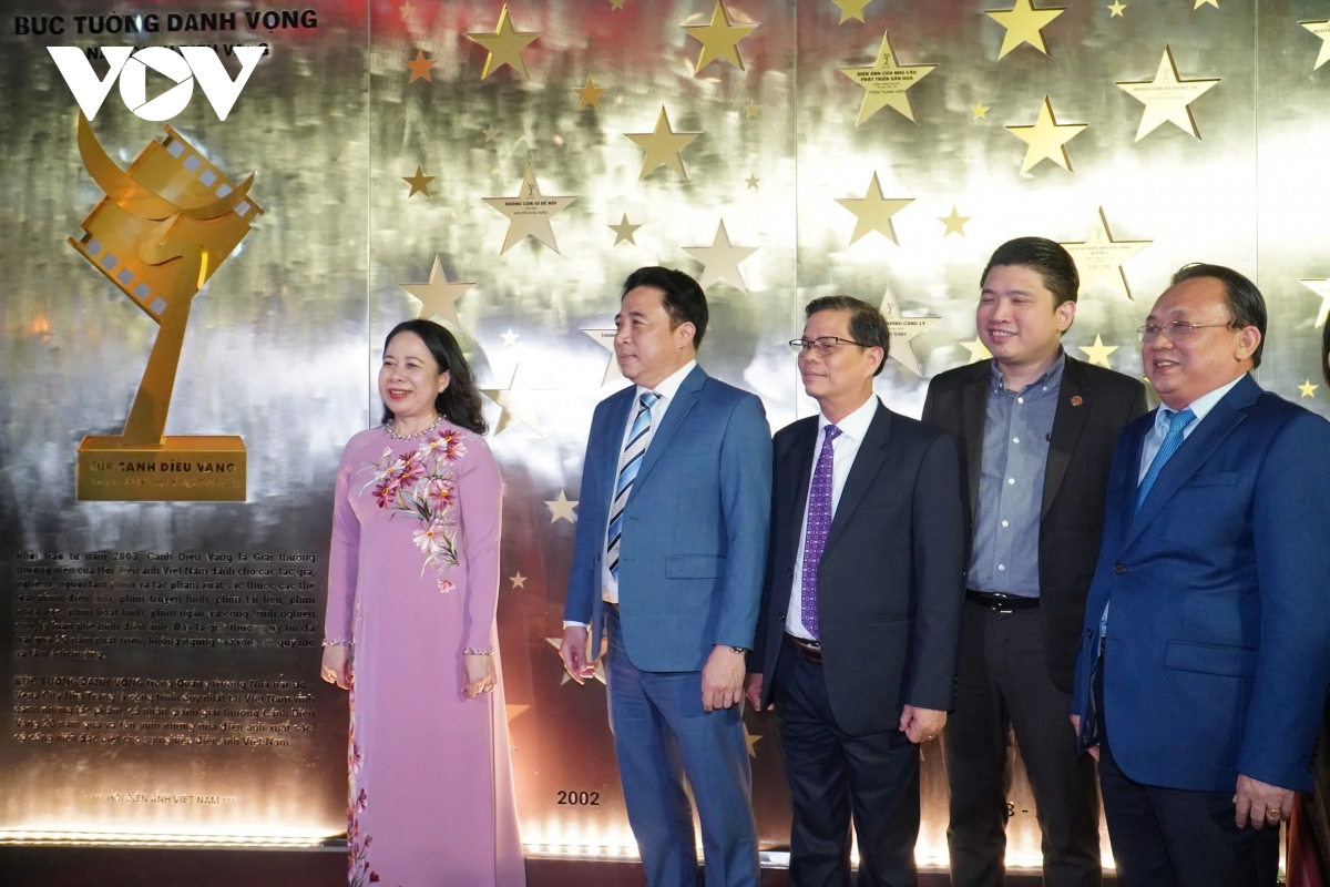 phó chủ tịch nước võ thị Ánh xuân trao giải thưởng cánh diều vàng 2024 hình ảnh 2 pho chu tich nuoc vo thi Anh xuan trao giai thuong canh dieu vang 2024 hinh anh 2