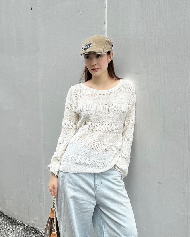 Bản phối áo trắng cùng quần denim, 'cặp bài trùng' giúp nàng tỏa sáng mọi lúc- Ảnh 2. Bản phối áo trắng cùng quần denim, 'cặp bài trùng' giúp nàng tỏa sáng mọi lúc- Ảnh 2.
