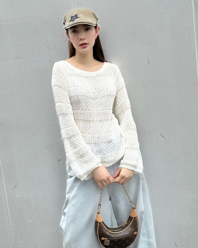 Bản phối áo trắng cùng quần denim, 'cặp bài trùng' giúp nàng tỏa sáng mọi lúc- Ảnh 3. Bản phối áo trắng cùng quần denim, 'cặp bài trùng' giúp nàng tỏa sáng mọi lúc- Ảnh 3.