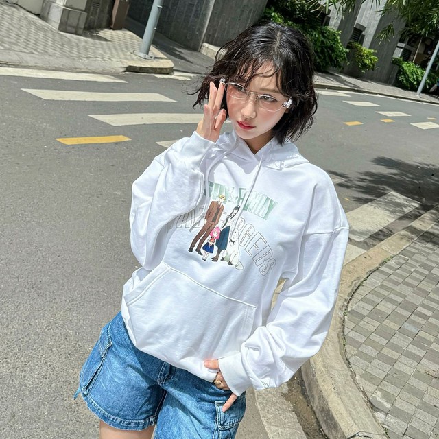 Bản phối áo trắng cùng quần denim, 'cặp bài trùng' giúp nàng tỏa sáng mọi lúc- Ảnh 4. Bản phối áo trắng cùng quần denim, 'cặp bài trùng' giúp nàng tỏa sáng mọi lúc- Ảnh 4.