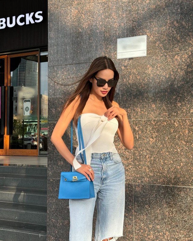 Bản phối áo trắng cùng quần denim, 'cặp bài trùng' giúp nàng tỏa sáng mọi lúc- Ảnh 7. Bản phối áo trắng cùng quần denim, 'cặp bài trùng' giúp nàng tỏa sáng mọi lúc- Ảnh 7.