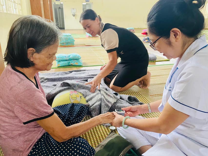 Sáng nay, lãnh đạo phường và trạm y tế phường đã trực tiếp sang thăm hỏi, động viên và kiểm tra sức khoẻ cho dân, đặc biệt lưu ý với người già và trẻ nhỏ. Ảnh: Nhà trường cung cấp.