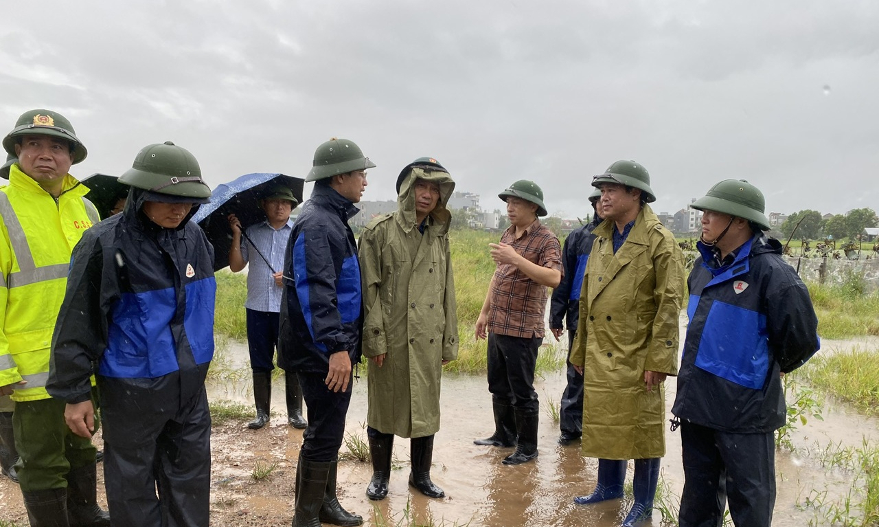 Lãnh đạo tỉnh Bắc Ninh chỉ đạo phương án thoát thoát nước trong khu công nghiệp- Ảnh 3. Lãnh đạo tỉnh Bắc Ninh chỉ đạo phương án thoát thoát nước trong khu công nghiệp- Ảnh 3.