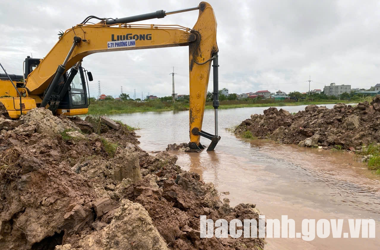 Lãnh đạo tỉnh Bắc Ninh chỉ đạo phương án thoát thoát nước trong khu công nghiệp- Ảnh 5. Lãnh đạo tỉnh Bắc Ninh chỉ đạo phương án thoát thoát nước trong khu công nghiệp- Ảnh 5.