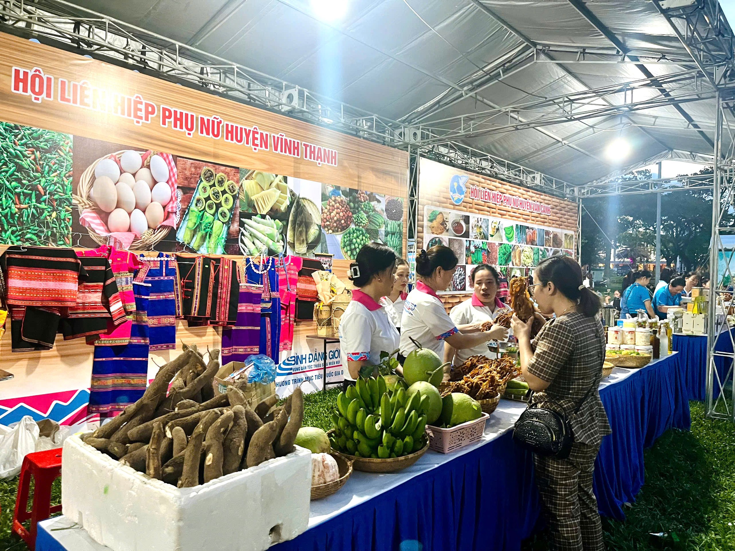 Bình Định: Phiên chợ “Phụ nữ dân tộc thiểu số khởi nghiệp sáng tạo và chuyển đổi xanh”- Ảnh 2. Bình Định: Phiên chợ “Phụ nữ dân tộc thiểu số khởi nghiệp sáng tạo và chuyển đổi xanh”- Ảnh 2.