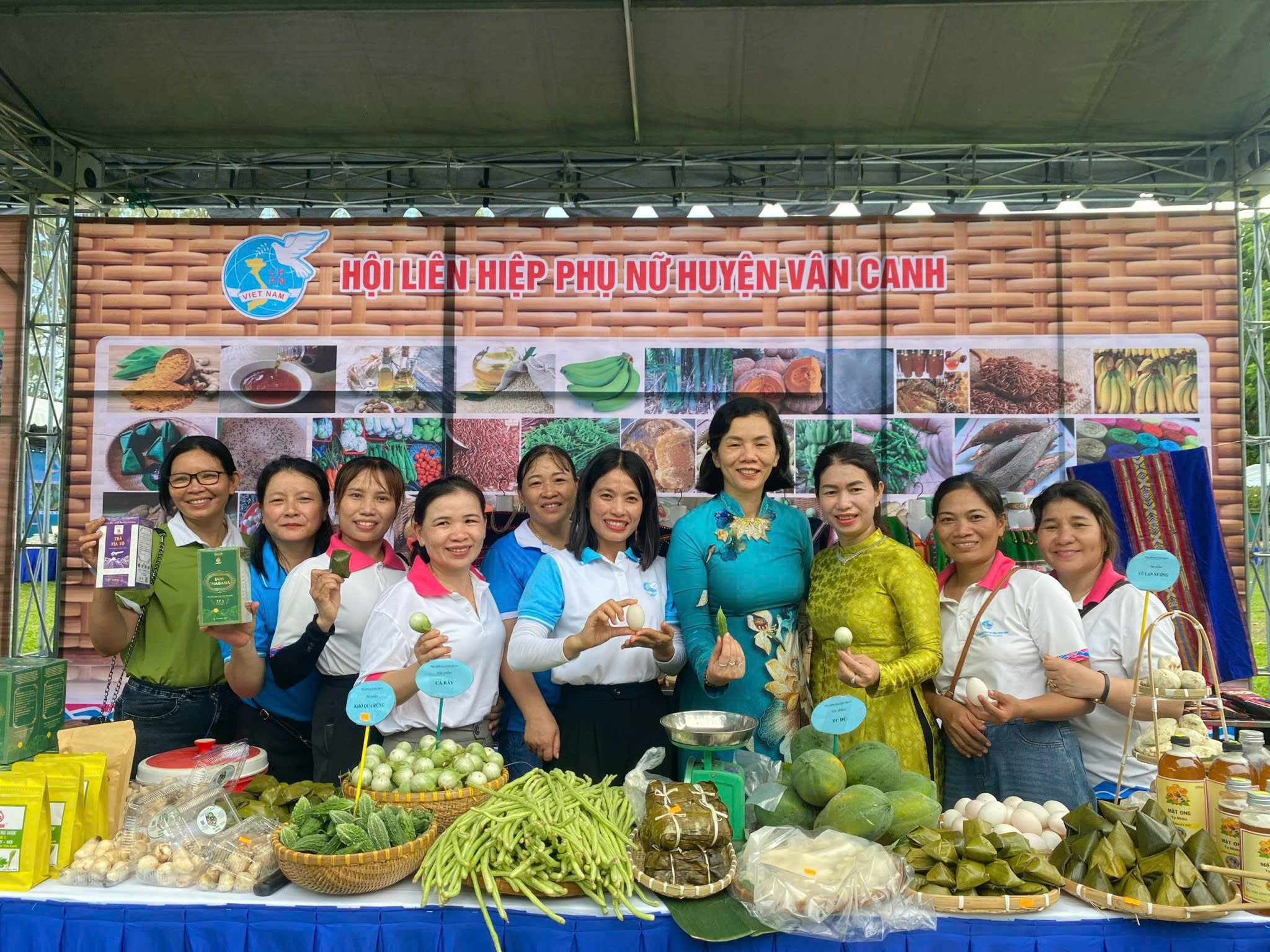 Bình Định: Phiên chợ “Phụ nữ dân tộc thiểu số khởi nghiệp sáng tạo và chuyển đổi xanh”- Ảnh 3. Bình Định: Phiên chợ “Phụ nữ dân tộc thiểu số khởi nghiệp sáng tạo và chuyển đổi xanh”- Ảnh 3.