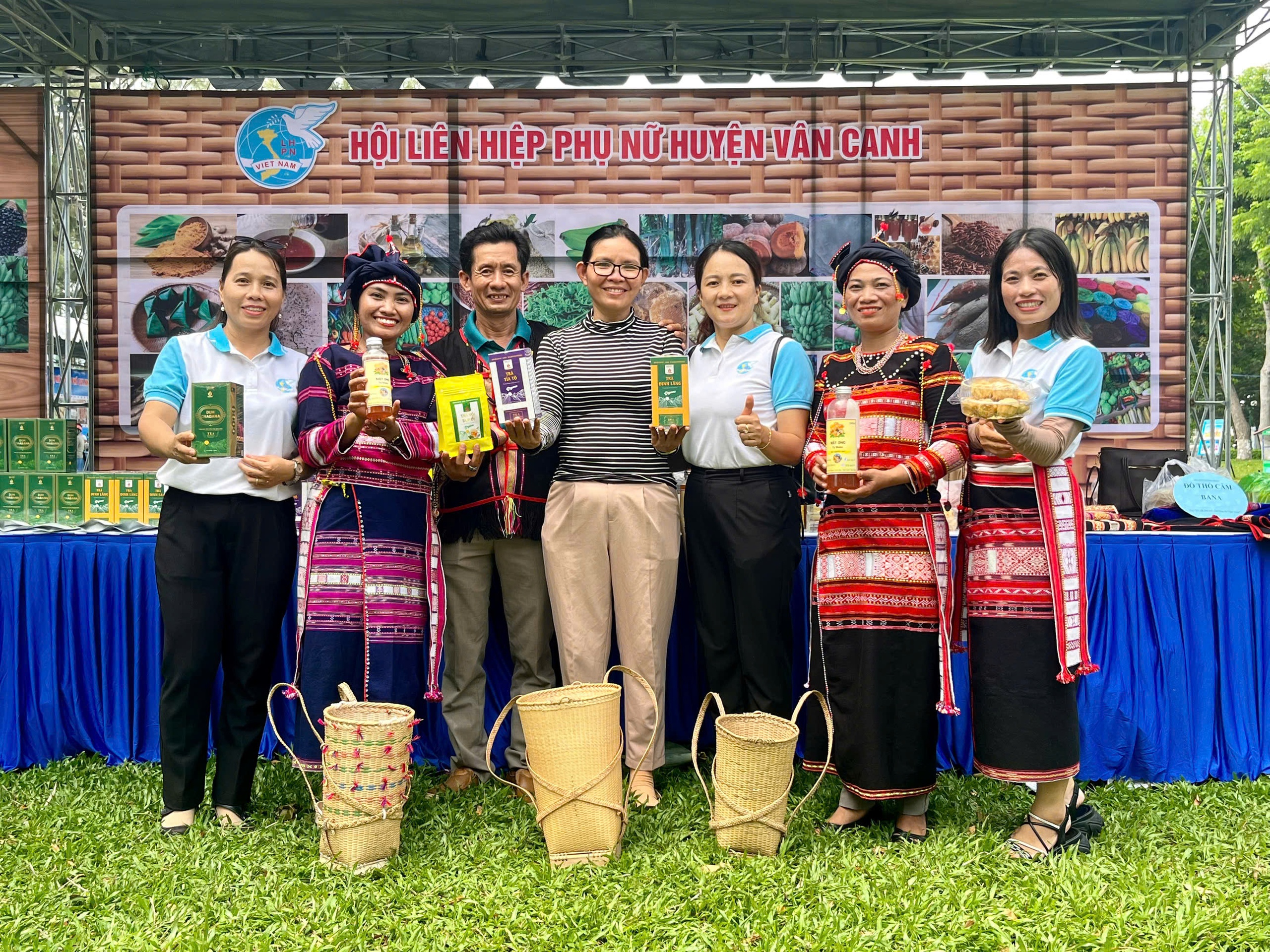 Bình Định: Phiên chợ “Phụ nữ dân tộc thiểu số khởi nghiệp sáng tạo và chuyển đổi xanh”- Ảnh 8. Bình Định: Phiên chợ “Phụ nữ dân tộc thiểu số khởi nghiệp sáng tạo và chuyển đổi xanh”- Ảnh 8.