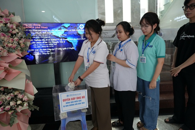 Xúc động hình ảnh giảng viên, sinh viên TP HCM dốc lòng hỗ trợ vùng lũ- Ảnh 8. Xúc động hình ảnh giảng viên, sinh viên TP HCM dốc lòng hỗ trợ vùng lũ- Ảnh 8.