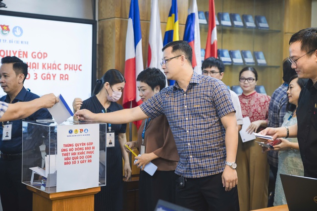 Xúc động hình ảnh giảng viên, sinh viên TP HCM dốc lòng hỗ trợ vùng lũ- Ảnh 7. Xúc động hình ảnh giảng viên, sinh viên TP HCM dốc lòng hỗ trợ vùng lũ- Ảnh 7.