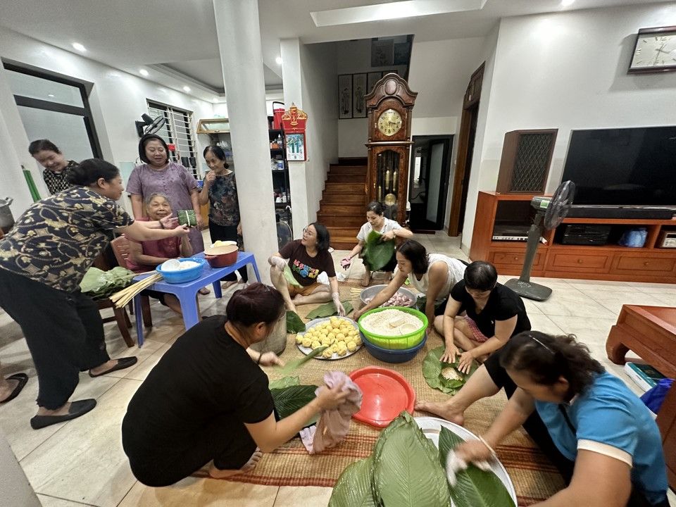 Hội LHPN quận Cầu Giấy phát động chương trình gói 3.000 chiếc bánh chưng ủng hộ đồng bào lũ lụt các tỉnh phía Bắc