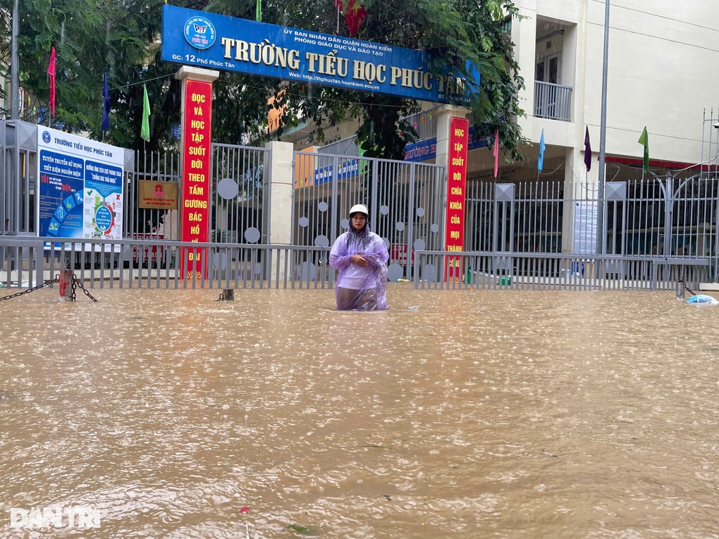 Trường học biến thành sông, phụ huynh Hà Nội vội vã đón con để sơ tán - 2 Trường học biến thành sông, phụ huynh Hà Nội vội vã đón con để sơ tán - 2