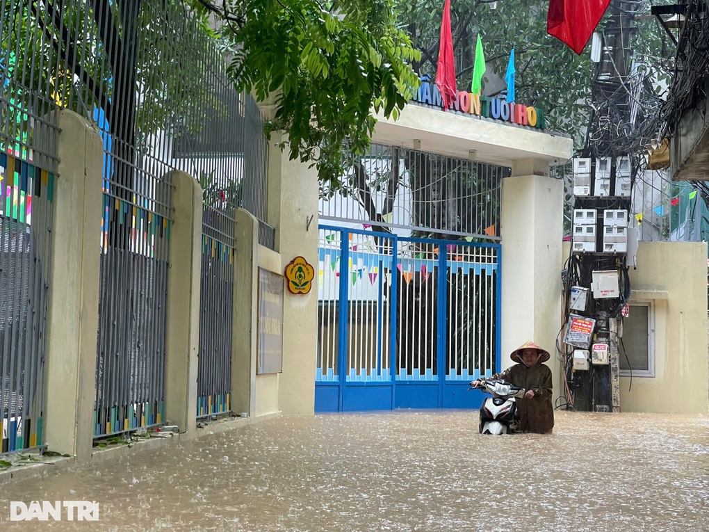 Trường học biến thành sông, phụ huynh Hà Nội vội vã đón con để sơ tán - 4 Trường học biến thành sông, phụ huynh Hà Nội vội vã đón con để sơ tán - 4