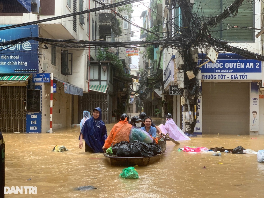 Trường học biến thành sông, phụ huynh Hà Nội vội vã đón con để sơ tán - 3 Trường học biến thành sông, phụ huynh Hà Nội vội vã đón con để sơ tán - 3