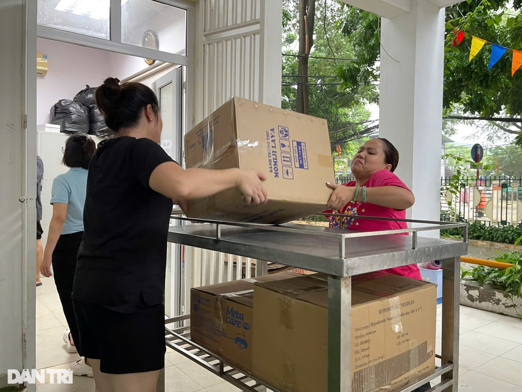Trường học biến thành sông, phụ huynh Hà Nội vội vã đón con để sơ tán - 5 Trường học biến thành sông, phụ huynh Hà Nội vội vã đón con để sơ tán - 5