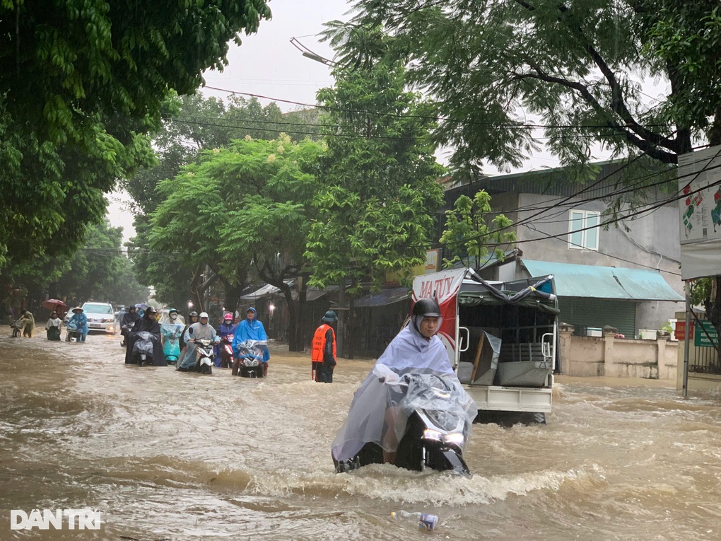 Trường học biến thành sông, phụ huynh Hà Nội vội vã đón con để sơ tán - 6 Trường học biến thành sông, phụ huynh Hà Nội vội vã đón con để sơ tán - 6