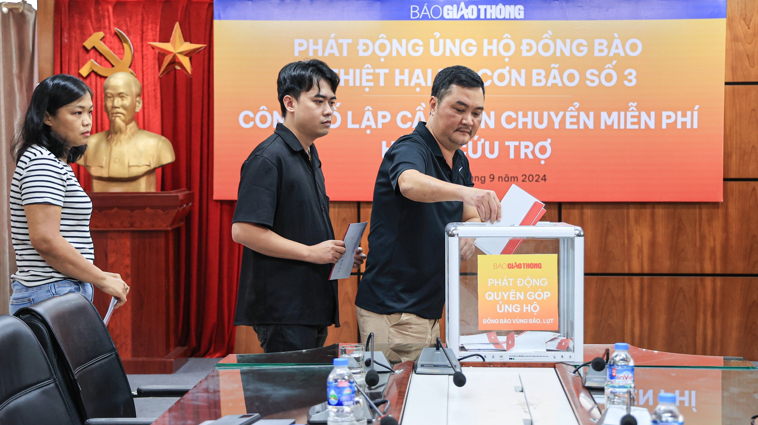 Báo Giao thông quyên góp và lập cầu vận chuyển miễn phí hàng cứu trợ đồng bào sau bão số 3- Ảnh 4. Báo Giao thông quyên góp và lập cầu vận chuyển miễn phí hàng cứu trợ đồng bào sau bão số 3- Ảnh 4.